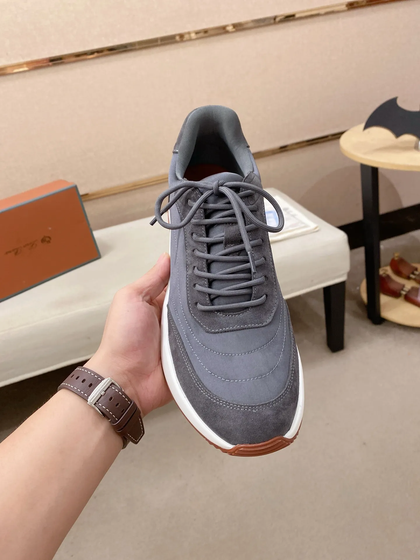 Men's shoes 💰: 462💰🔥𝐥𝐨𝐫𝐨 𝐏𝐢𝐚𝐧𝐚 lp classic loafers, an Italian treasure brand, the only brand that can match Hermès! Only after wearing it do we realize that we can’t live up to our feet. The upper is made of imported first-layer cowhide with breathable fabrics, water-dyed cowhide foot pads, and the official original glass rubber outsole and pendant. Exclusive original packaging (tag ➕ brand paper ➕ outer box ➕ hand bag) code number: 38-44. Can be customized 45-46
